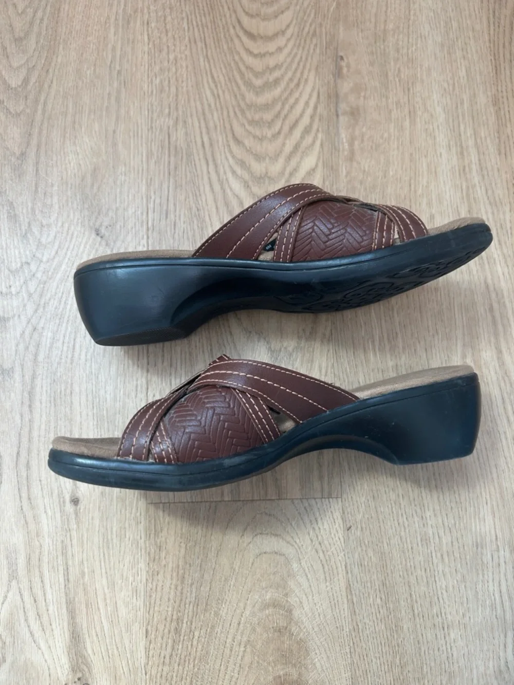 Clarks Brown Woven Leather Slide Sandals with Cross-Strap Detail Size 6